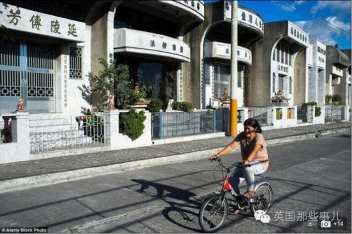 Tại thủ đô Manila, Philippines có một khu phố nghĩa trang nhìn bên ngoài không có sự khác biệt với các khu phố khác trong thành phố, nhà cửa được xây dựng theo kiến trúc hiện đại, thậm chí còn có cả biệt thự.