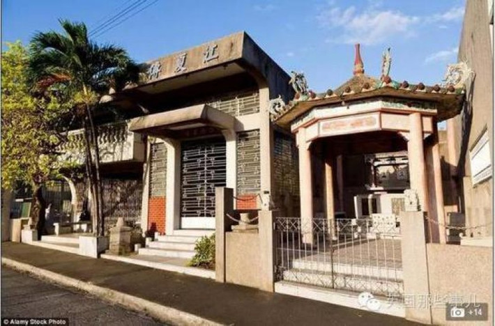 Các ngôi mộ ở đây cũng được bố trí với tường rào bao quanh, cổng sắt đóng kín, thậm chí cả hệ thống chuông hiện đại.