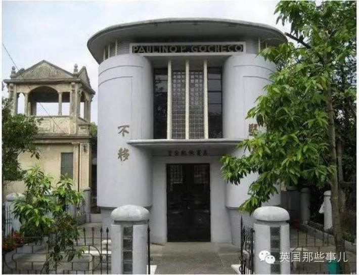Bên trong mỗi “căn nhà” có cả phòng khách, phòng ngủ, phòng bếp, phòng tắm, được trang bị ti vi, điều hòa, điện thoại và những vật dụng mà người chết lúc sinh thời yêu thích. Toàn bộ đều là đồ thật, có thể sử dụng bình thường.