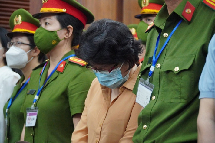 Đỗ Thị Nhàn, Cục trưởng Cục 2 Cơ quan thanh tra giám sát ngân hàng Nhà nước bị cáo buộc nhận 5,2 triệu USD (tương đương hơn 118 tỷ đồng) từ các lãnh đạo ngân hàng SCB để bao che, bưng bít cho sai phạm của Ngân hàng SCB và bà Trương Mỹ Lan.