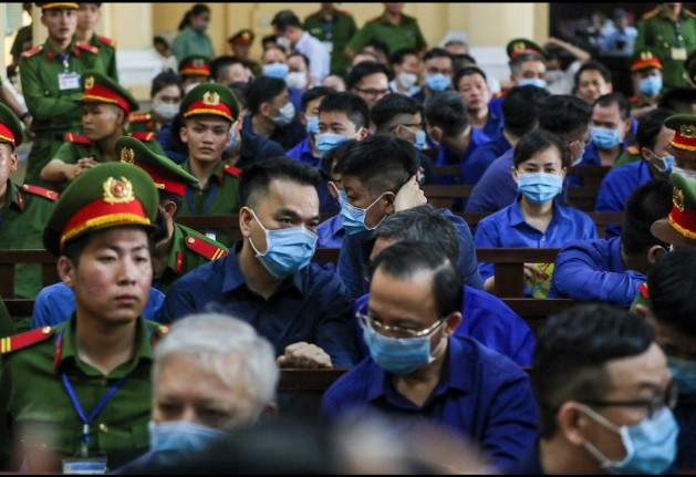 Trần Thị Mỹ Dung, cựu Phó tổng giám đốc Ngân hàng SCB ký hợp thức 617 khoản vay, giúp Trương Mỹ Lan chiếm đoạt hơn 200.000 tỷ đồng từ SCB. (Ảnh các bị cáo tại phiên xét xử. Tiền Phong)