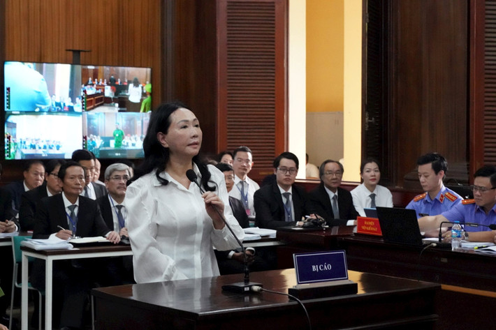 Trương Mỹ Lan – Chủ tịch Tập đoàn Vạn Thịnh Phát: Bà Trương Mỹ Lan cùng 85 bị cáo bị đưa ra xét xử từ ngày 5/3 trong vụ án Vạn Thịnh Phát. Bà Trương Mỹ Lan là người chỉ đạo cấp dưới “rút ruột” hơn 1 triệu tỷ đồng từ SCB, chiếm đoạt của ngân hàng này hơn 304.000 tỷ đồng, gây thiệt hại gần 130.000 tỷ đồng tiền lãi phát sinh.