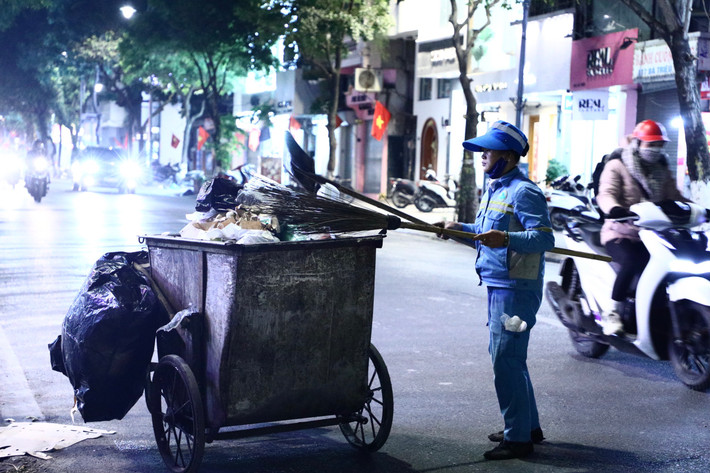 Càng về đêm nhiệt độ càng giảm sâu, nhiệt độ ngoài trời khoảng 12 độ C, nhưng những công nhân vệ sinh môi trường vẫn miệt mài quét dọn từng con đường, ngõ phố.
