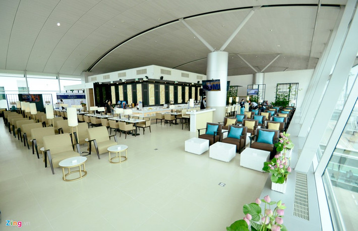 Ngày 19/8, Vietnam Airlines (VNA) và Công ty CP Dịch vụ Hàng không sân bay Tân Sơn Nhất (SASCO) đã đưa vào khai thác phòng chờ hạng thương gia (Lotus Lounge) tại nhà ga quốc tế sân bay Tân Sơn Nhất, TP HCM. Phòng khách rộng 553 m2 với sức chứa 140 người, đáp ứng tiêu chuẩn hãng hàng không 4 sao theo đánh giá của SkyTrax và đạt tiêu chuẩn liên minh hàng không SkyTeam.