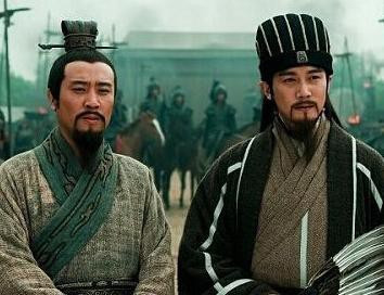 Theo đó, Lưu Bị ủy thác con trai Lưu Thiện cho Gia Cát Lượng chăm sóc, phò tá. Tình nghĩa quân thần của Lưu Bị và Khổng Minh khiến người đời ca ngợi, ngưỡng mộ.