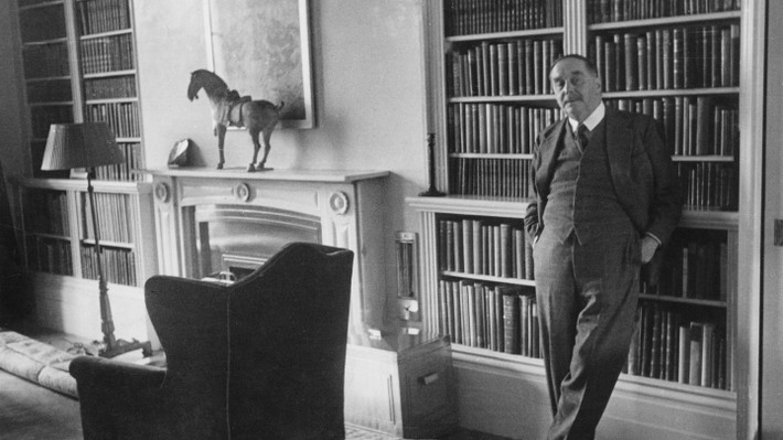 Trong tác phẩm "The World set free" viết năm 1914, nhà văn người Anh H.G. Wells đã dự đoán chính xác về một loại vũ khí hủy diệt đe dọa sự sống của nhân loại.