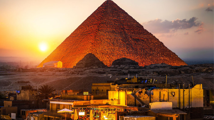 Đại kim tự tháp Giza là một trong 7 kỳ quan thế giới cổ đại. Công trình này có niên đại hơn 4.500 năm tuổi và là kỳ quan thế giới duy nhất còn tồn tại đến ngày nay.