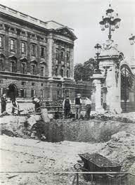 Vào ngày 8/9/1940, Đức quốc xã ném quả bom đầu tiên xuống cung điện Buckingham. Khi ấy, một quả bom nặng gần 50 kg rơi trúng công trình nổi tiếng này nhưng không phát nổ.