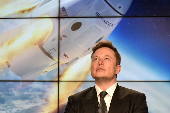 Tỷ phú Elon Musk đã công bố kế hoạch xây dnwgj thành phố trên sao Hỏa vào năm 2019. Theo kế hoạch này, ước tính cần tới 1 triệu tấn hàng hóa để xây dựng một thành phố có thể tự duy trì sự sống của con người ở sao Hỏa. Chi phí cho việc xây dựng cơ sở hạ tầng trên hành tinh này có thể từ 100 tỷ USD - 10.000 tỷ USD.