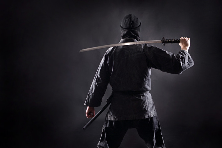 Shuriken là phi tiêu thường được ninja mang theo bên người mỗi lần làm nhiệm vụ. Vũ khí này có nhiều hình dáng và số cạnh khác nhau. Trong đó, phi tiêu hình sao khá phổ biến.