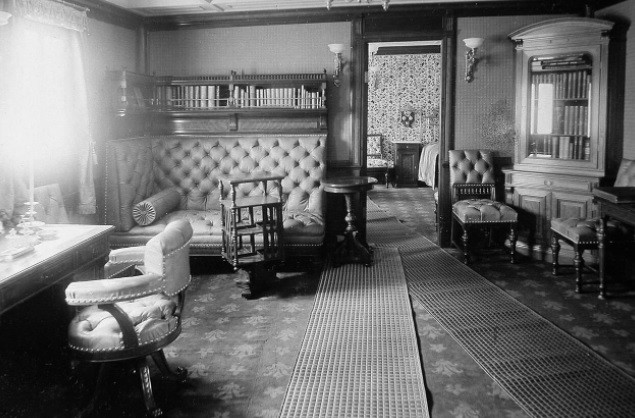 Du thuyền Standart của Sa hoàng Nicholas II được đóng năm 1892, có chiều dài 128m và có thành viên thủy thủ đoàn gần 400 người. Đây là du thuyền của hoàng đế lớn nhất và sang trọng nhất thời bấy giờ. Toàn bộ nội thất, đồ trang trí trên du thuyền đều là những thứ tốt nhất, đắt nhất.