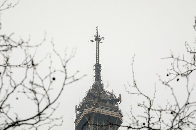 Vào tháng 3/2022, tháp Eiffel cao thêm 6m khi giới chức trách gắn thêm một ăng-ten radio kỹ thuật số mới ở trên đỉnh.