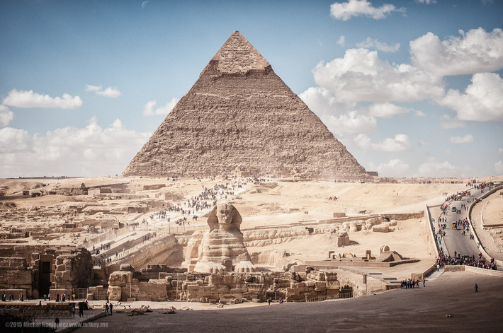 Trong số này, kim tự tháp Khufu tại Giza, Ai Cập là kiến trúc lớn nhất thuộc loại này trường tồn với thời gian. Theo ước tính, công trình đồ sộ này có trọng lượng nặng bằng 16 tòa nhà Empire State của Mỹ.