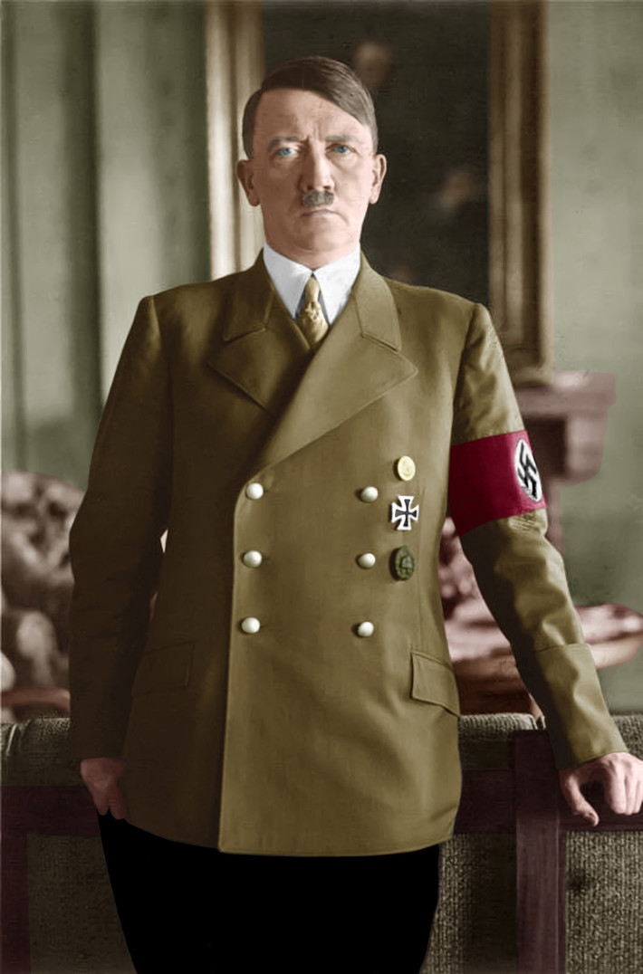 Thêm nữa, để cơ thể khỏe mạnh, Hitler quyết định ăn chay. Y thường ăn rau sống hoặc nghiền. Một số loại thức ăn yêu thích khác của trùm phát xít gồm: bột yến mạch với dầu hạt lanh, súp lơ, phô mai tách kem, táo hấp, măng tây, atiso và nước xốt trắng.