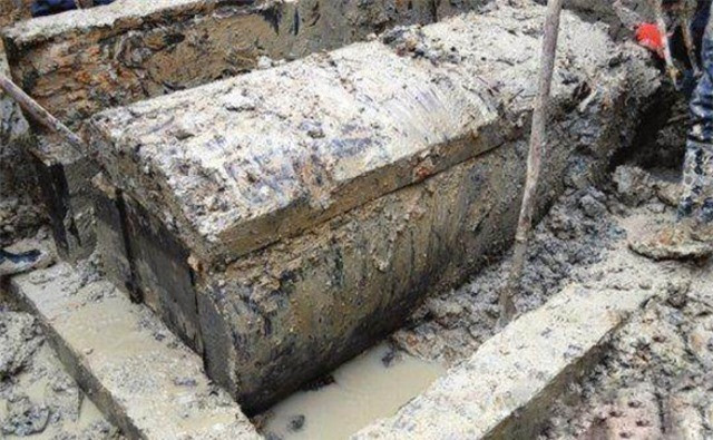 Ngày 23/3/2001, một nhóm công nhân tiến hành thi công một dự án cộng đồng ở huyện Nãng Sơn, thành phố Túc Châu, tỉnh An Huy, Trung Quốc thì bất ngờ đào được một quan tài bên trong mộ cổ.