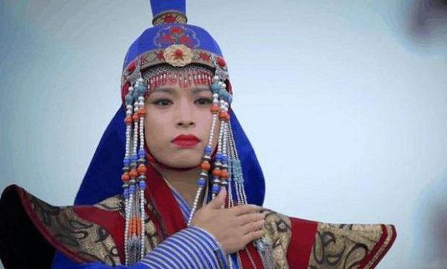 Theo sử sách, Mãn Đô Hải là thành viên bộ tộc Uông Cổ - một chi trưởng của Gia tộc Hoàng kim Thành Cát Tư Hãn. Các Đại Hãn Mông Cổ có phong tục kết hôn với những phụ nữ thuộc bộ tộc này.