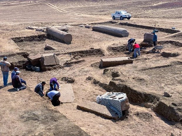 Trong cuộc khai quật tại di chỉ khảo cổ Tell el-Farama thuộc Bắc Sinai, Ai Cập, các chuyên gia phát hiện các cột và khố đá granit màu hồng. Những tàn tích này thuộc về đền thờ thần Zeus.