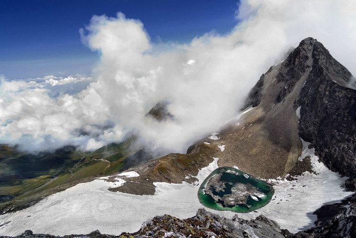 " Hồ của người chết" - Roopkund nằm ở độ cao hơn 5.029m so với mực nước biển. Hồ nước này nằm trên dãy Himalaya bị đóng băng trong hầu hết thời gian trong năm. Tuy nhiên, vào cuối thế kỷ 19, băng tan và nước cạn vào mùa Hè để lộ các bộ xương nằm rải rác dưới đáy hồ.
