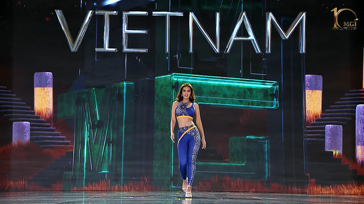Đoàn Thiên Ân đang trở thành tâm điểm chú ý khi đại diện Việt Nam chinh chiến tại đấu trường nhan sắc quốc tế Miss Grand International 2022. Từ những ngày đầu tham gia, người đẹp đã nhận được nhiều sự quan tâm bởi gương mặt sắc sảo sảo, chuẩn quốc tế. Mới đây, nàng hậu đã có những màn thể hiện đầy ấn tượng trên sân khấu bán kết diễn ra tại Indonesia.