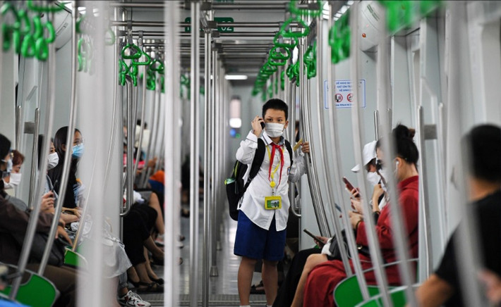 Qua mỗi điểm dừng, tàu Cát Linh - Hà Đông lại đón thêm hành khách, chủ yếu là dân văn phòng, học sinh và sinh viên.