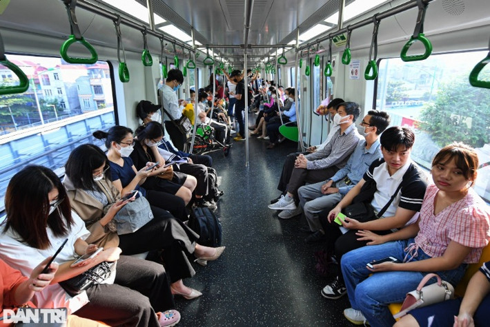 7h sáng, tàu điện trên cao Cát Linh - Hà Đông hướng từ bến xe Yên Nghĩa tới Cát Linh đông đúc, vị trí ngồi ở các toa đều đã kín khách.