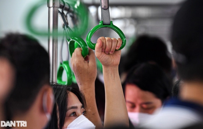 Từ đầu tháng 9, khi nhu cầu khách đi tàu tăng cao, Công ty TNHH MTV Đường sắt Hà Nội (Metro Hà Nội) đã tăng thêm 2 đoàn tàu, nâng tổng số lên 9, giờ cao điểm chạy 6 phút/chuyến, giờ thấp điểm là 10 phút/chuyến, thay vì tần suất đều đặn 10 phút/chuyến như trước.