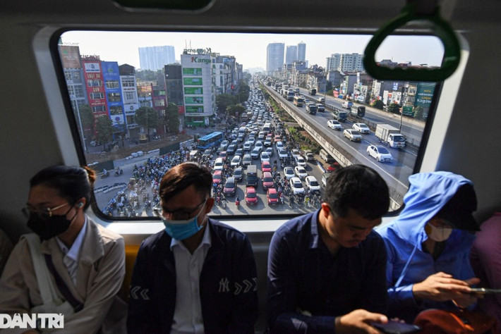 Trao đổi với PV Dân trí, ông Vũ Hồng Trường, Tổng Giám đốc Công ty Metro Hà Nội cho biết, giờ cao điểm đông khách từ 7h-8h30 sáng và 17h30-18h chiều mỗi ngày. Ngoài thời điểm này, khách thường vắng hơn.