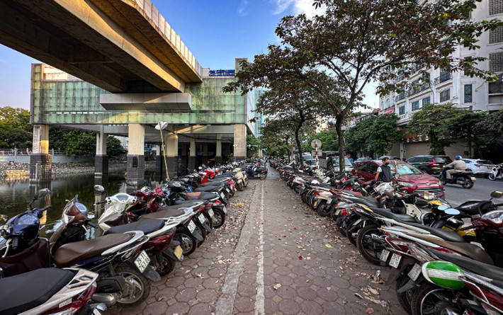 Bãi gửi xe phía bên ngoài ga Cát Linh luôn trong tình trạng chật kín phương tiện ở cả 2 khu gửi xe máy và xe đạp. Tính từ 6/11/2021 đến hết 6/10/2022, đường sắt Cát Linh - Hà Đông đã vận chuyển được gần 6,5 triệu hành khách. Lượng khách đầu tháng 10 tăng 10% so với tháng 9, cao nhất là ngày 3/10 với 31.020 lượt khách.