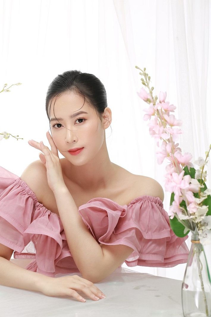 Một nhan sắc ngọt ngào không kém đó là Nguyễn Thị Phương Nhung sinh năm 2002, là sinh viên trường Đại học Ngoại Thương. Phương Nhung từng đoạt giải Hoa khôi Tỏa sáng của Duyên dáng Ngoại Thương 2022.