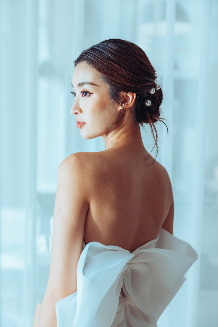Dù chưa xác nhận thông tin lấy chồng, Hoa hậu Đỗ Mỹ Linh bất ngờ tung bộ ảnh mặc váy cưới đẹp lung linh.