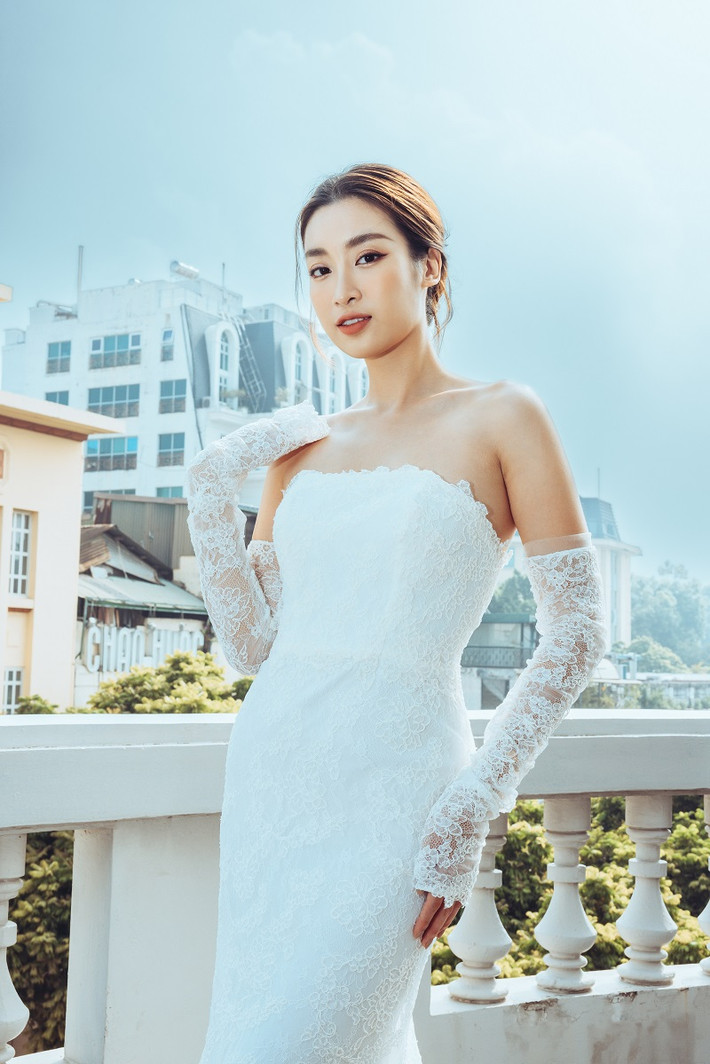 Đỗ Mỹ Linh đăng quang Hoa hậu Việt Nam 2016. Cô được biết đến là nàng hậu tài sắc vẹn toàn của Vbiz.
