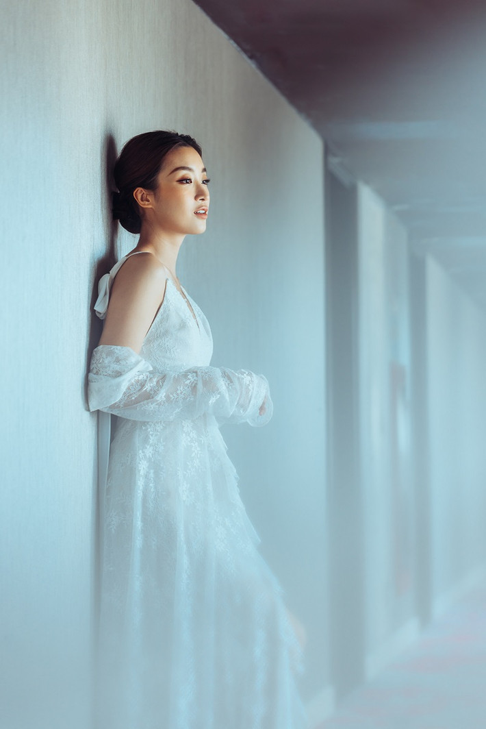 Trong bộ ảnh, Đỗ Mỹ Linh diện 5 mẫu thiết kế độc đáo, giúp tôn lên vẻ đẹp quyến rũ của người mặc.