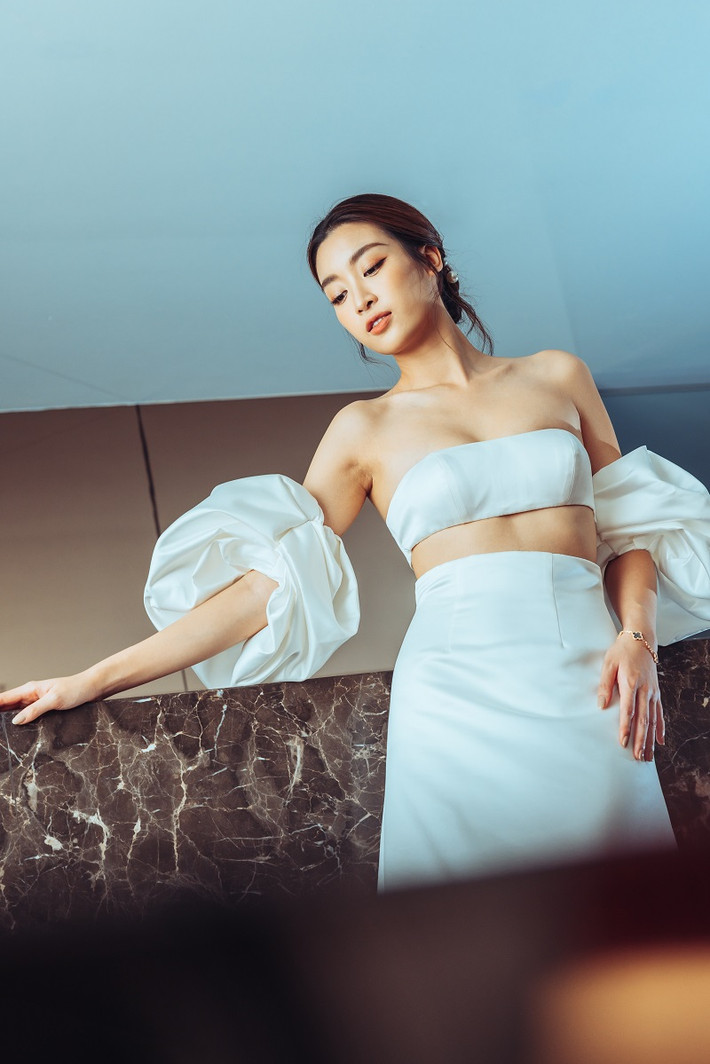 Đỗ Mỹ Linh mang đến diện mạo khác biệt, đầy mới mẻ so với hình ảnh ngọt ngào, nữ tính thường xuất hiện trước công chúng và giới truyền thông.