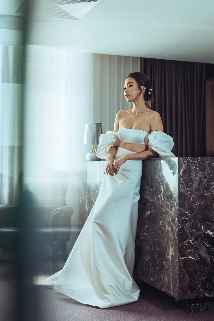 Đỗ Mỹ Linh lấy cảm hứng từ những cô dâu GenZ hiện đại, phóng khoáng, trẻ trung, tràn đầy tự tin.
