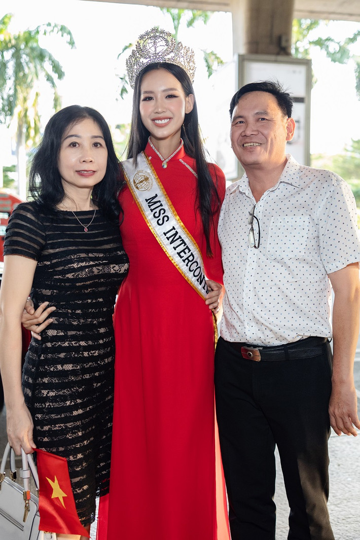 Nàng hậu vui mừng khi gặp lại ba mẹ sau hơn nửa tháng chinh chiến tại xứ người.