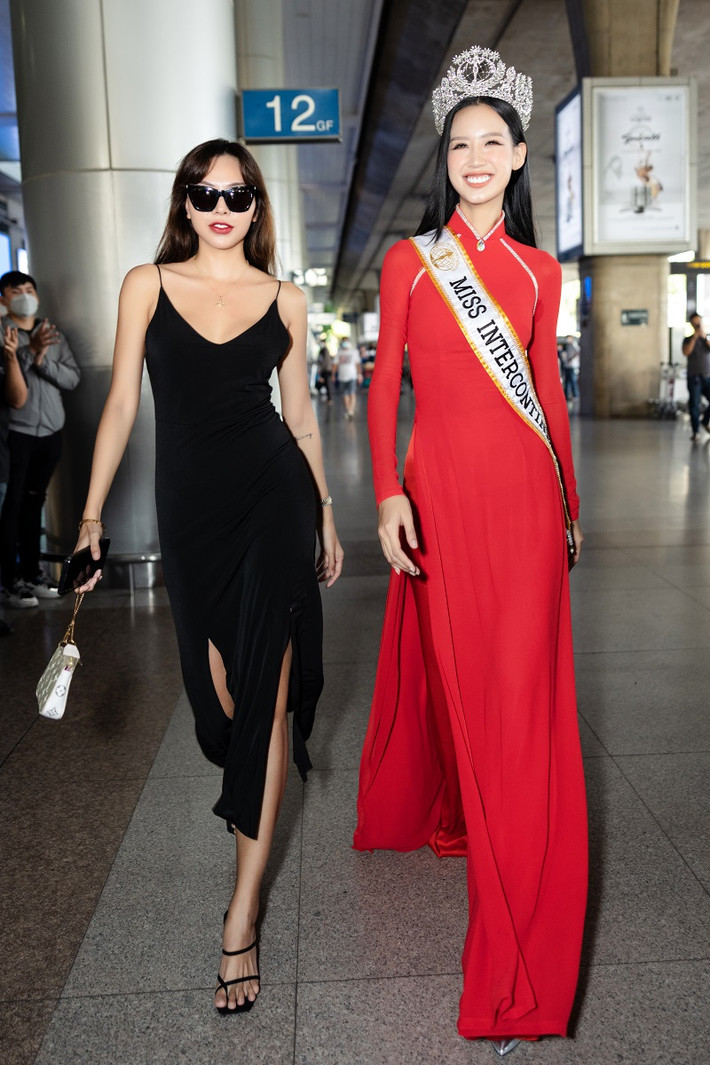 Chiều ngày 16/10, Bảo Ngọc chính thức trở về nước sau hai ngày đăng quang Miss Intercontinental 2022 - Hoa hậu Liên lục địa 2022 tại Ai Cập.