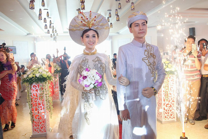 Trong "nháy mắt", Lâm Khánh Chi đã thay 1 bộ lễ phục khác lộng lẫy, xinh đẹp sánh bước bên chú rể Trần Phi Hùng.