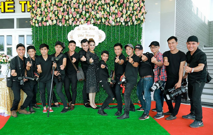 Đội ngũ chụp hình chuyên nghiệp cũng được Lâm Khánh Chi mạnh tay chi hàng trăm triệu đồng cho thợ chụp tính riêng trong ngày 28/12.