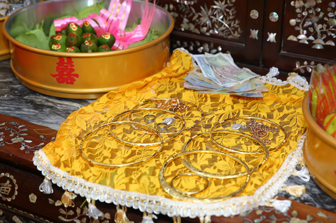 Theo tiết lộ của Tô Ngọc Hòa - quản lý truyền thông của Lâm Khánh Chi cho biết, vàng cưới hồi môn của cặp đôi tính riêng trong ngày 28/12 lên đến 15 cây vàng.