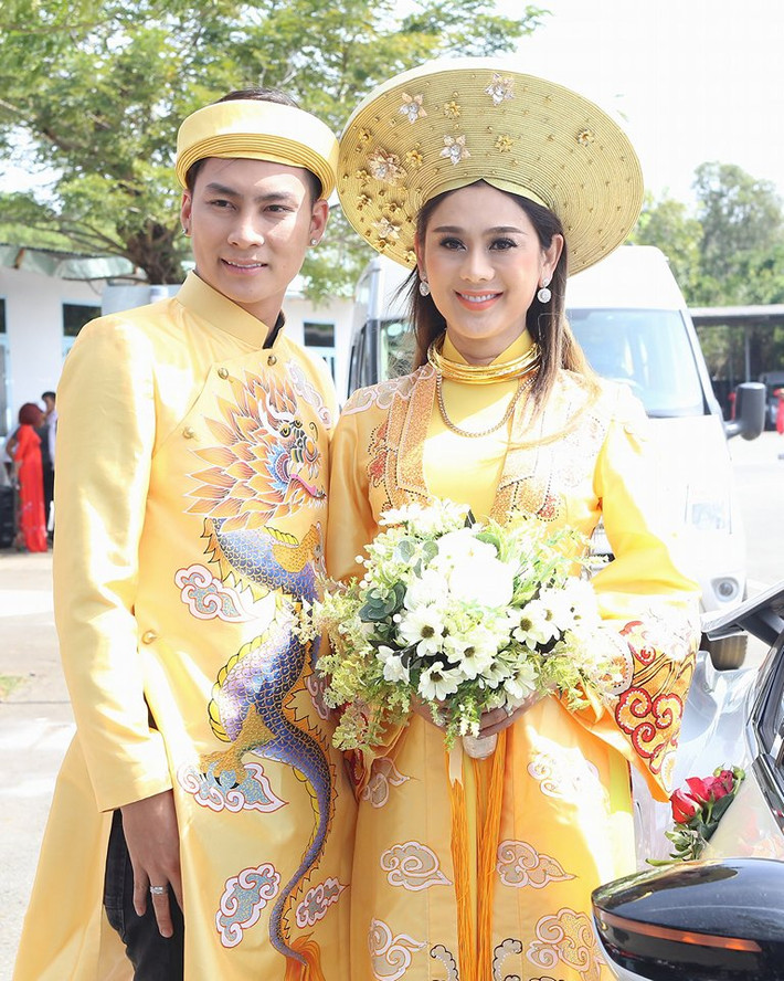 Đề cập đến sự kiện đình đám nhất dịp cuối năm 2017 có lẽ là "đám cưới thế kỷ" của Lâm Khánh Chi cùng chồng trẻ Trần Phi Hùng. Bởi, trên khắp các phương tiện truyền thông cả nước cũng như các trang mạng xã hội đều rầm rộ đăng tải loạt thông tin về đám cưới của "Nữ hoàng chuyển giới".