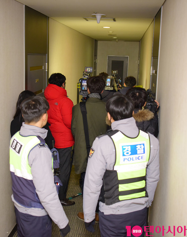 Tờ Mydaily cho hay Jong Hyun thuê căn hộ hiện tại vào trưa 18/12. Anh thuê chỉ trong 2 ngày. Không ngờ, chiều cùng ngày, anh quyên sinh bằng cách đốt khí than dẫn đến ngạt và nhiễm độc khí.