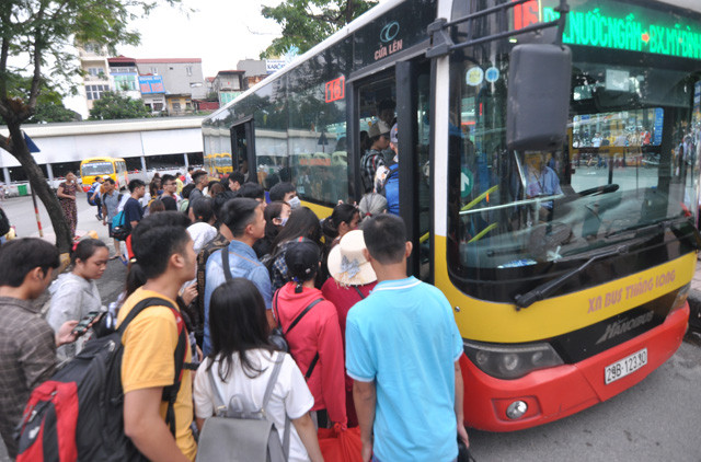 Mỗi khi xe buýt đến, người dân chen nhau để có được "chỗ đứng" trên xe trước khi xe di chuyển.