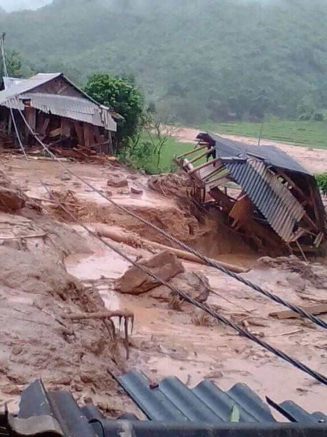 Nhiều ngôi nhà sập đổ hoàn toàn.