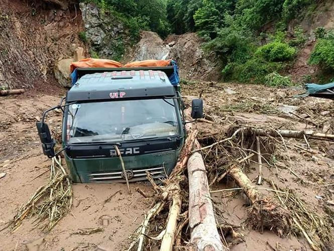 Sáng 3/9, tại huyện Mường Lát, nước và bùn vẫn ngập nhiều tuyến đường, khu vực.. Chủ tịch UBND huyện Mường Lát cho biết: Hiện nay, nhiều điểm đường về thị trấn Mường Lát đang bị chia cắt do đường bị sạt lở nghiêm trọng.