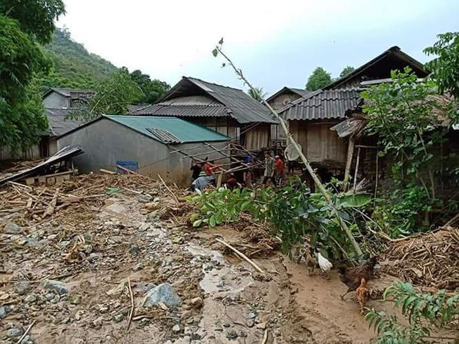 Đến chiều 2/9, tại huyện Mường Lát đã có 4 người chết do mưa lũ, trong đó, xã Mường Lý (1 người), Nhi Sơn (2 người) và xã Trung Lý (1 người), đều chưa xác định được danh tính.