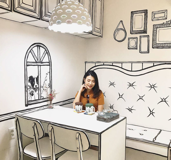 Tại phường Yeonman-dong, quận Mapo-gu ở Seoul, Hàn Quốc, có một quán cà phê độc đáo, chỉ cần bước chân vào đây, bạn sẽ khó lòng phân biệt được thật giả.