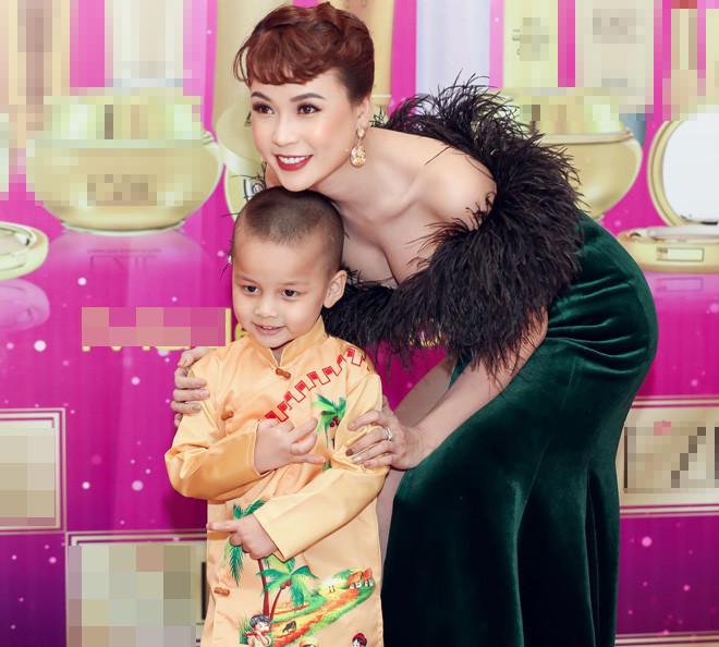 Mới đây, hot girl Sam dự sự kiện với trang phục váy nhung khoe bờ vai và thềm ngực gợi cảm. Không khó để nhận ra càng ngày nữ chính phim "Siêu sao siêu ngố" ngày một sexy.
