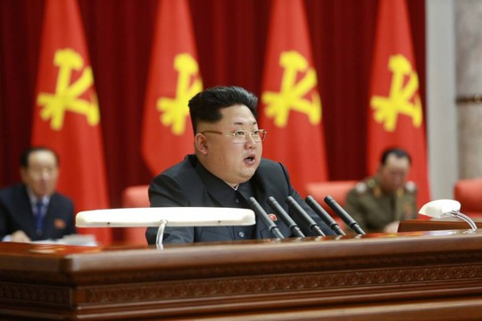 Ngay cả lông mày của ông Kim Jong-un cũng được cho là gọn gàng một cách khác thường so với trước đó. Báo South China Morning Post cho rằng phong cách lông mày này trông khá giống lãnh tụ Kim Nhật Thành.