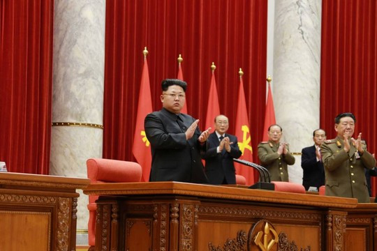 Kiểu tóc mới của ông Kim Jong-un gợi nhớ tới người cha đã khuất của nhà lãnh đạo trẻ, xuất hiện giữa lúc ông Kim Jong-un lên tiếng kêu gọi thi đua học tập theo tấm gương cố lãnh đạo Kim Jong-il trong mọi lĩnh vực đời sống. (Ảnh: Corbis)