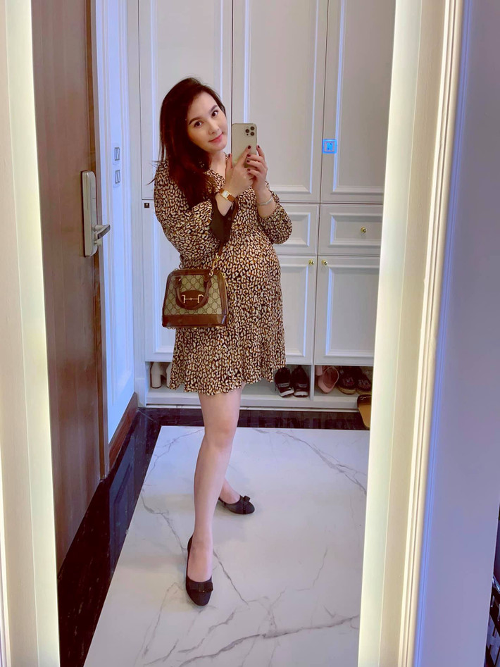 Bảo Thanh vừa khoe ảnh bầu bí ở tháng cuối thai kỳ. Vẻ xinh đẹp, thần thái rạng rỡ của nữ diễn viên lập tức hút sự chú ý của khán giả.